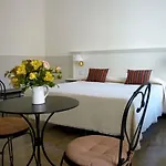Canada Hotel *
